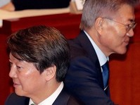 [포토] 엇갈린 안철수-문재인