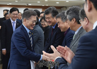 [포토] 참석자들과 인사 나누는 문재인 더불어민주당 대선후보