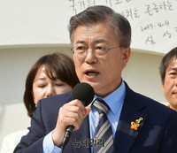 [포토] 광화문 찾은 문재인 