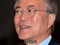 [포토] 질문에 답하는 문재인