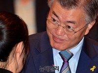 [포토] 대한상의 특별강연, 퇴장하는 문재인