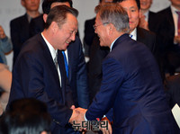 [포토] 악수하는 박용만-문재인