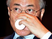 [포토] 물 마시는 문재인 후보