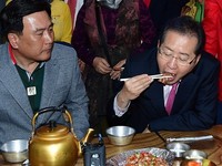 [포토] 안동 닭발편육 맛보는 홍준표 후보