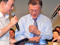 [포토] 소매 걷는 문재인