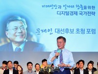 [포토] 질문에 답하는 문재인 후보