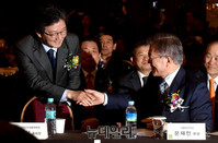 [포토] 인사 나누는 문재인-유승민