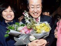 [포토] 꽃다발 든 홍준표