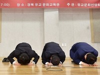 [포토] 안동유림과 간담회서 큰절올리는 홍준표-백승주-김광림