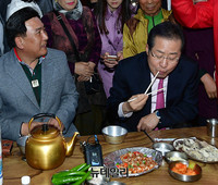 [포토] 안동 중앙신시장 찾은 홍준표 후보