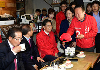 [포토] 모자 건네는 김재원-물 마시는 홍준표