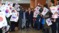 [포토] 태극기 환호 받으며 입장하는 홍준표 후보