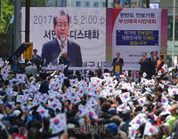 [포토] 부산 태극기 앞에선 홍준표