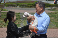 [포토] 강아지 안아보는 문재인 더불어민주당 대선후보