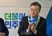 [포토] 산악인들과 간담회 갖는 문재인 더불어민주당 대선후보