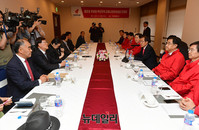 [포토] 부산 오피니언리더들과 간담회 갖는 홍준표