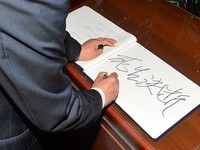 [포토] 현충사 찾은 홍준표, 방명록에 사생결단