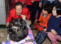 [포토] 칠성시장에 앉아 찌짐먹는 홍준표