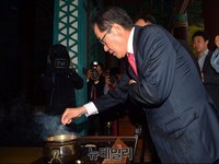 [포토] 현충사 참배하는 홍준표 후보