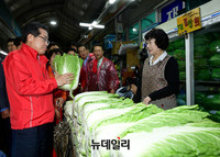 [포토] 배추 든 홍준표