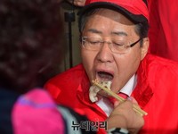 [포토] 수육 맛보는 홍준표 후보