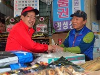 [포토] 상인과 악수하는 홍준표 후보