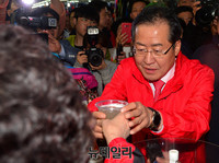[포토] 상인에게 식혜 건네받는 홍준표