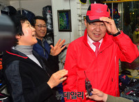 [포토] 빨간모자 선물받은 홍준표
