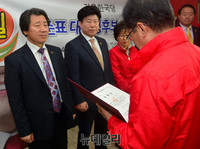 [포토] 반사모 회원에게 임명장 수여하는 홍준표