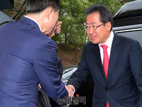 [포토] 현충사참배, 악수하는 홍준표