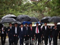 [포토] 현충사 입장하는 홍준표 후보