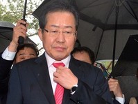 [포토] 넥타이 고쳐메는 홍준표 후보