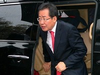 [포토] 현충사참배, 차에서 내리는 홍준표