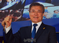 [포토] 수원역 방문한 문재인 후보