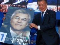 [포토] 지난 선거벽보 내리는 문재인