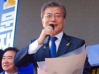 [포토] 꽃 받아든 문재인 후보