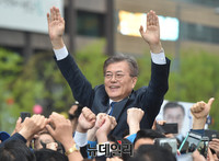 [포토] 지지자들에게 손들어 인사하는 문재인 더불어민주당 대선후보