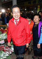 [포토] 대구 칠성시장 찾은 홍준표