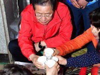 [포토] 칠성시장 상인들과 소주잔 나누는 홍준표