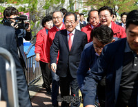 [포토] 울주 남창옹기종기시장 방문한 홍준표 후보