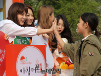 [포토] 구구단 세정, 초등학생과 하이파이브