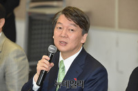 [포토] 노인정책공약 질문에 답하는 안철수