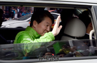 [포토] 손 흔들며 대전 떠나는 국민의당 안철수 후보