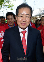 [포토] 울주 남창옹기종기시장 찾은 홍준표 후보