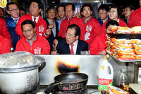 [포토] 진주중앙시장서 저녁먹는 홍준표 후보