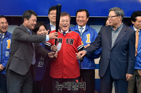 [포토] 해태 타이거즈 유니폼 선물받은 문재인 후보