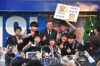 [포토] 시민들과 기념사진 찍는 문재인 후보