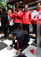 [포토] 부산 서면 찾은 홍준표, 시민께 큰절