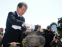 [포토] 분향하는 홍준표 후보
