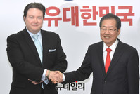 [포토] 마크내퍼 주한미국대사 대리 만난 홍준표 후보